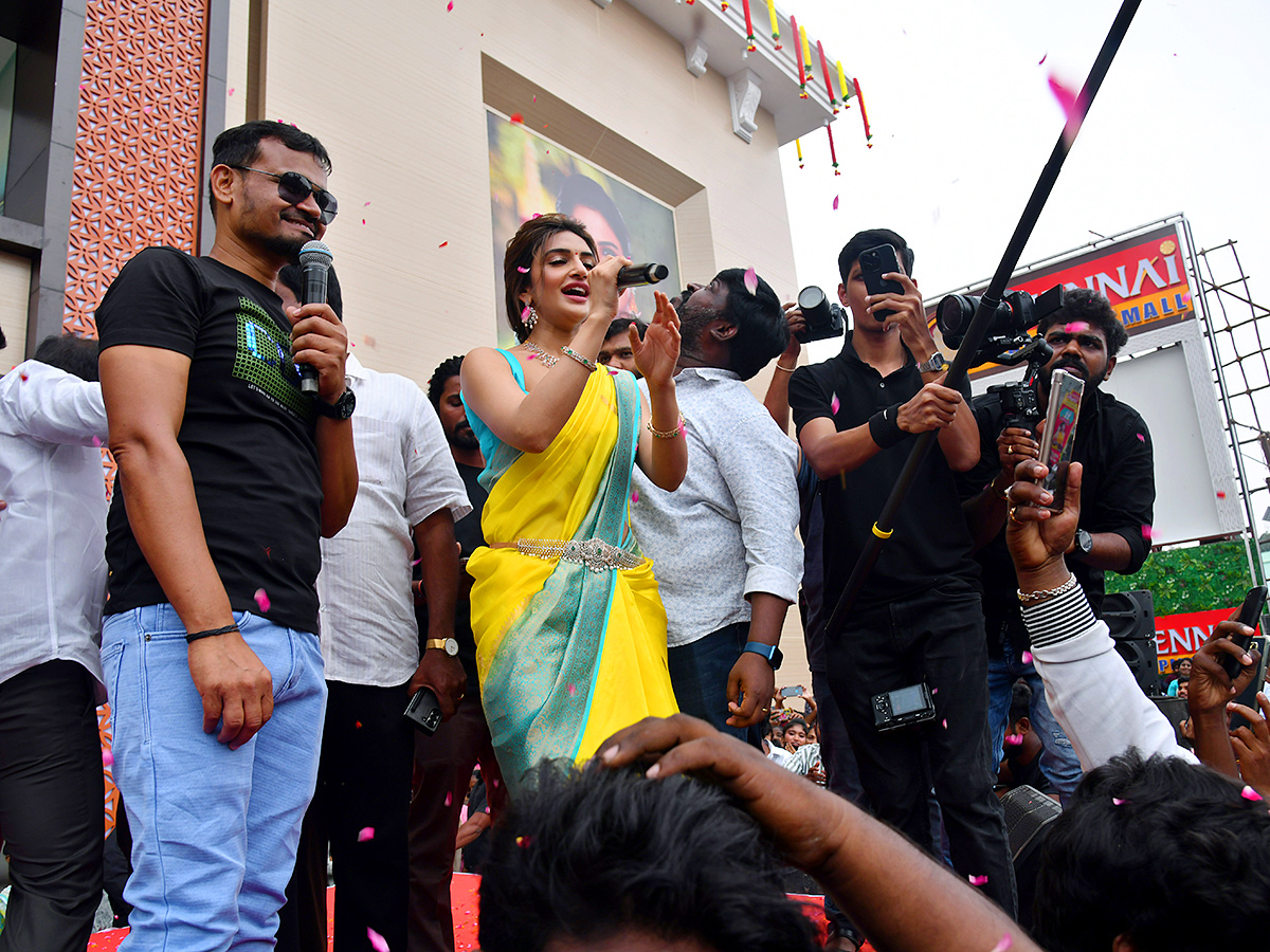 Shopping_20Mall_20Grand_20Launch_20By_20Actress_20Sreeleela_20at_20Rajahmundry_5.jpg 4