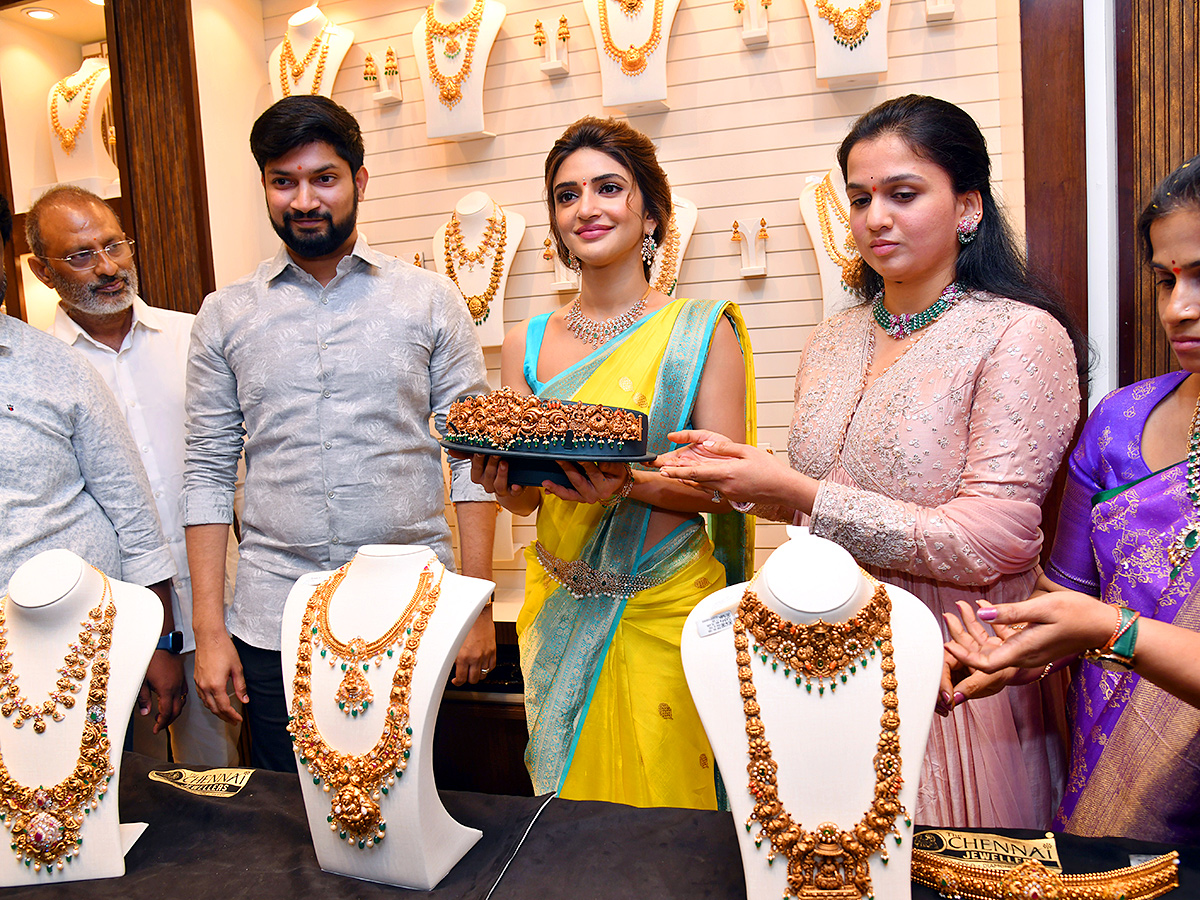 Shopping_20Mall_20Grand_20Launch_20By_20Actress_20Sreeleela_20at_20Rajahmundry_6.jpg 5