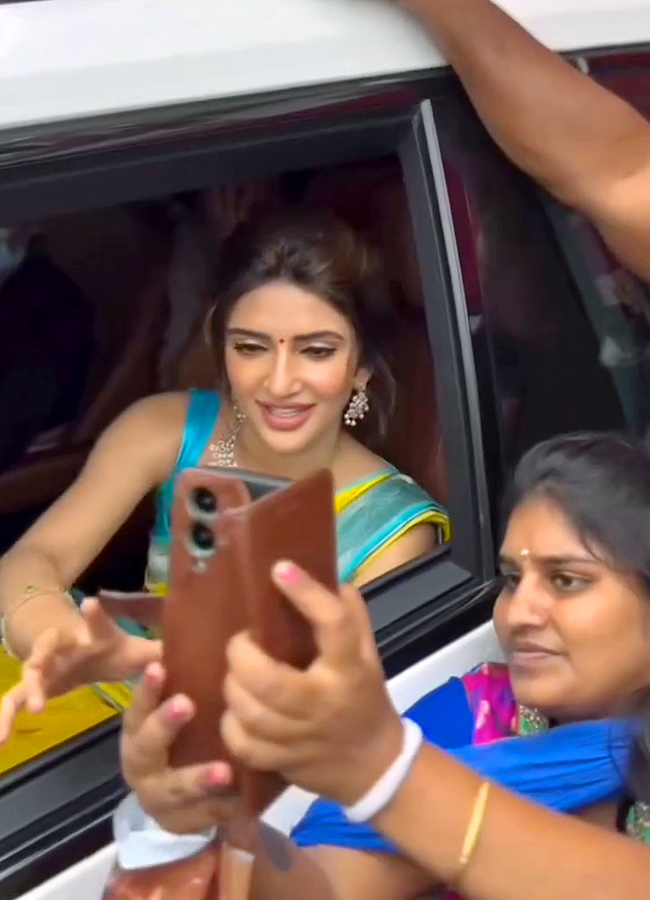 Shopping_20Mall_20Grand_20Launch_20By_20Actress_20Sreeleela_20at_20Rajahmundry_8.jpg 7