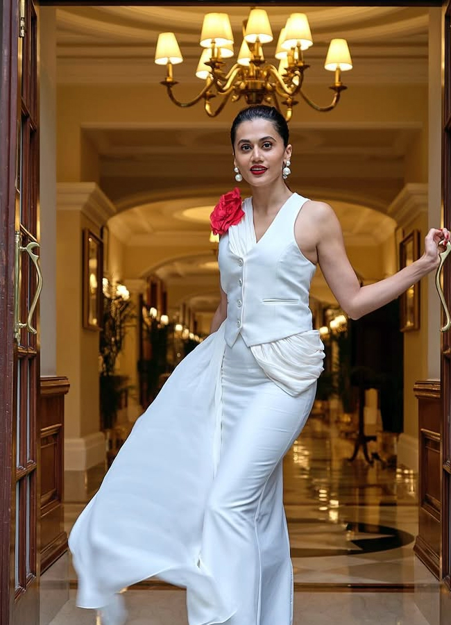 Tapsee_20Ponnu8.jpg 9