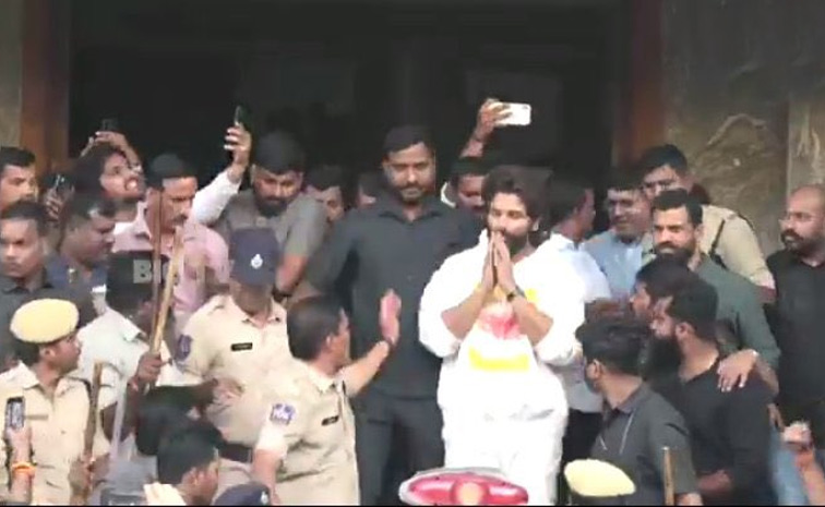 Actor_20Allu_20Arjun_20arrested_20in_20Sandhya_20Theatre_20stampede_20case_20Photos_20Viral_20_284_29.jpg 5