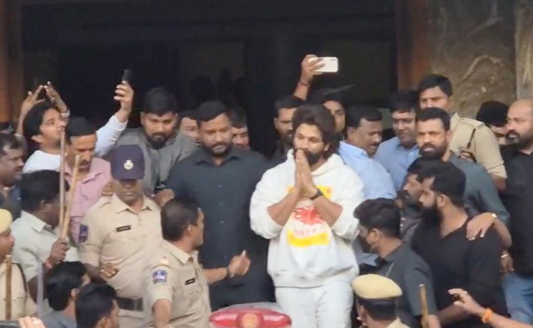 Actor_20Allu_20Arjun_20arrested_20in_20Sandhya_20Theatre_20stampede_20case_20Photos_20Viral_20_288_29.jpg 9