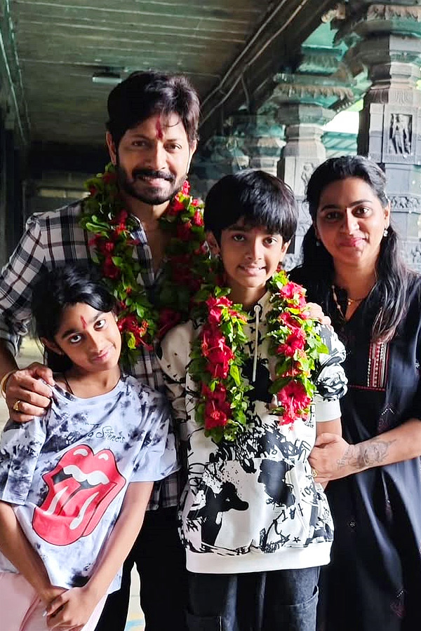 Bigg_20Boss_20Telugu_20Season_202_20Winner_20Kaushal_20Manda_20Visit_20SimhaChalam_20Temple_20Along_20With_20Family_20Photos_20_282_29.jpg 3