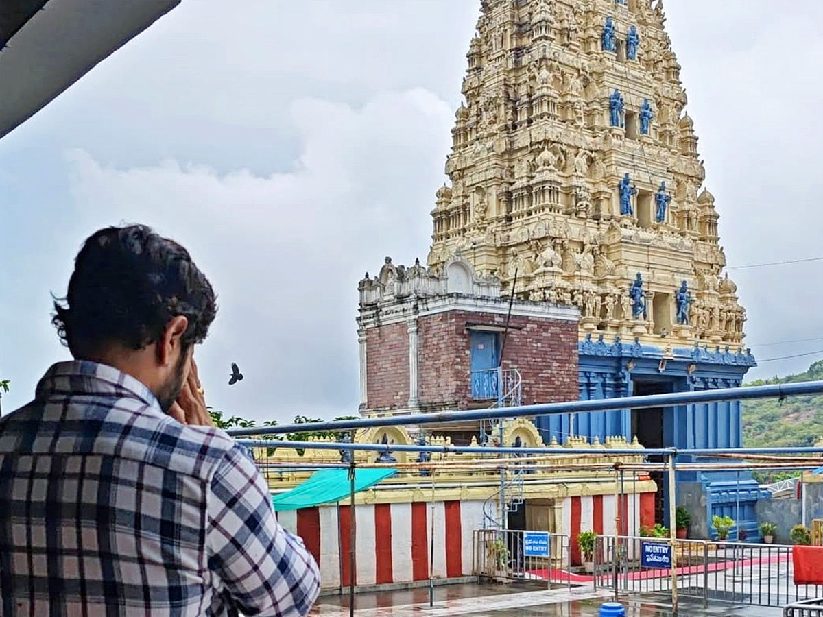 Bigg_20Boss_20Telugu_20Season_202_20Winner_20Kaushal_20Manda_20Visit_20SimhaChalam_20Temple_20Along_20With_20Family_20Photos_20_283_29.jpg 4