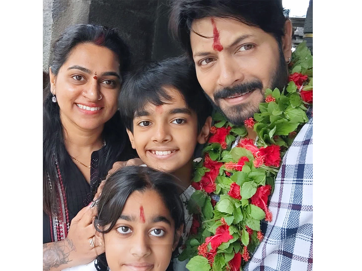 Bigg_20Boss_20Telugu_20Season_202_20Winner_20Kaushal_20Manda_20Visit_20SimhaChalam_20Temple_20Along_20With_20Family_20Photos_20_286_29.jpg 6