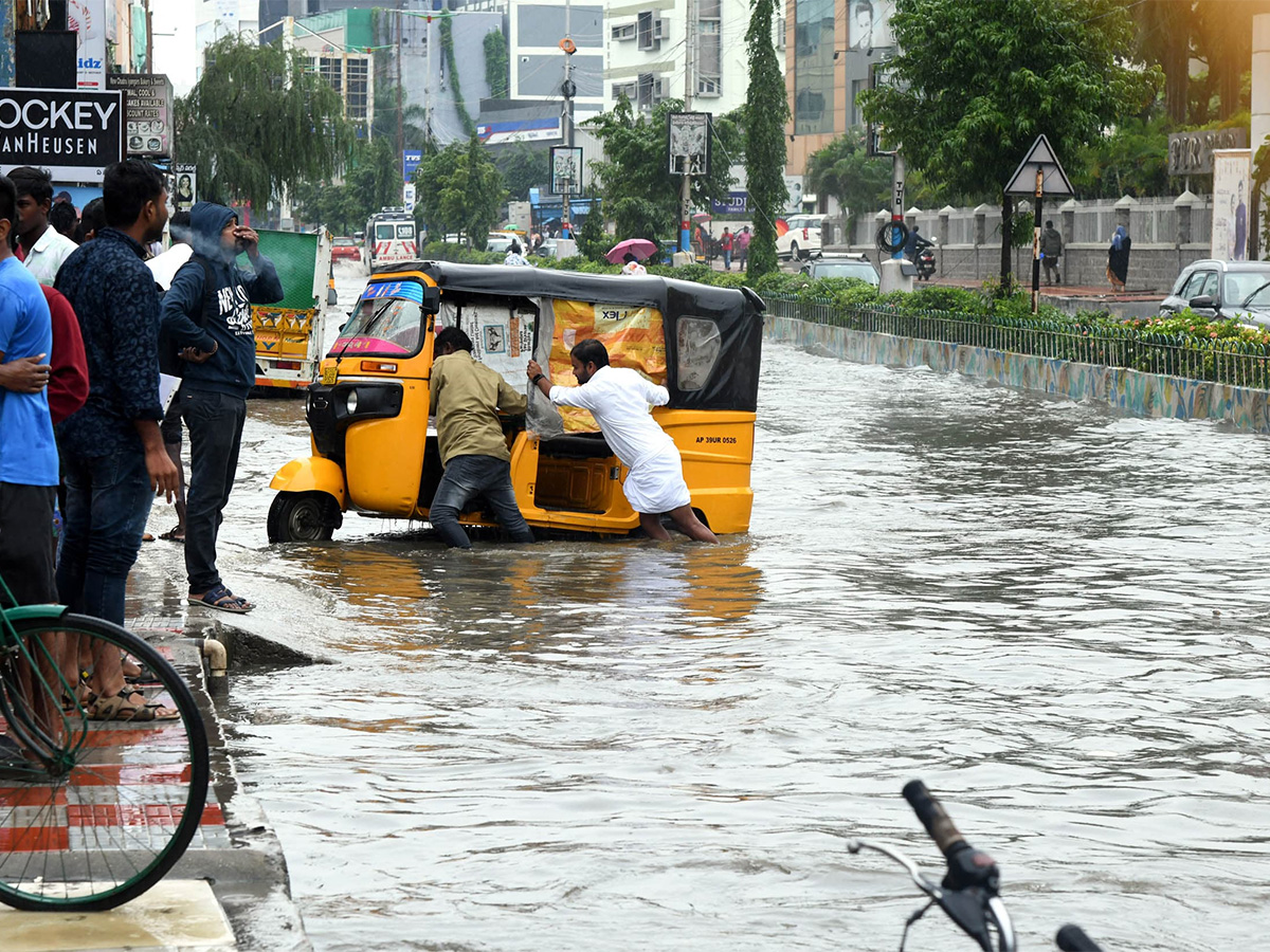 heavy_20rain_20in_20tirupati_20live_20updates_20photos_20goes_20viral__20_2843_29.jpg 43
