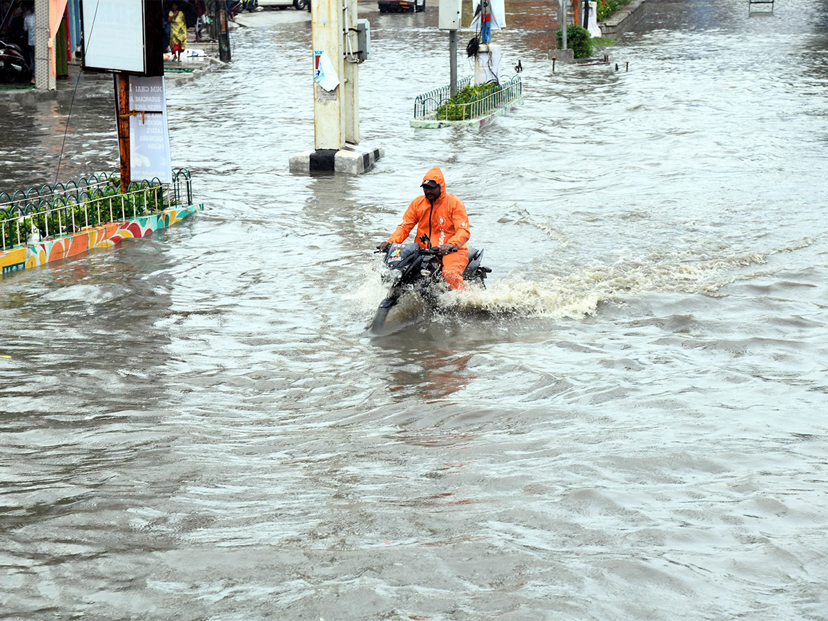 heavy_20rain_20in_20tirupati_20live_20updates_20photos_20goes_20viral__20_2852_29.jpg 52