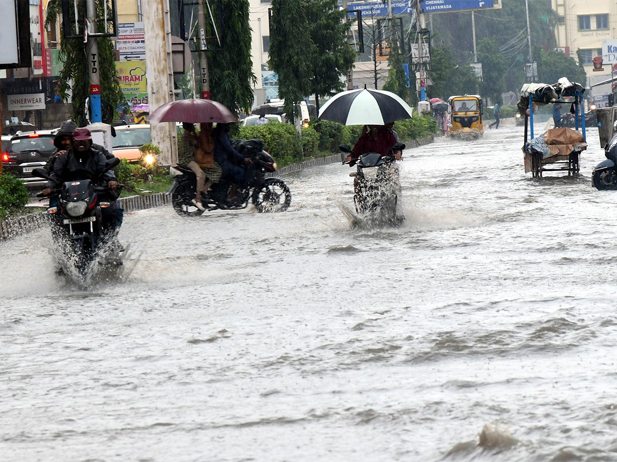 heavy_20rain_20in_20tirupati_20live_20updates_20photos_20goes_20viral__20_2864_29.jpg 64