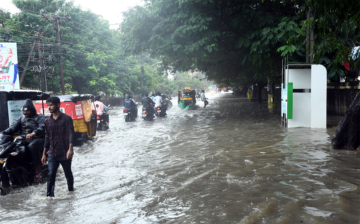 heavy_20rain_20in_20tirupati_20live_20updates_20photos_20goes_20viral__20_287_29.jpg 7