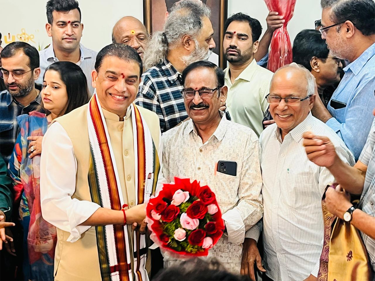 Dil_20Raju_20assumes_20charge_20as_20chairman_20of_20Telangana_20Film_20Development_20Corporation__20_2811_29.jpg 11