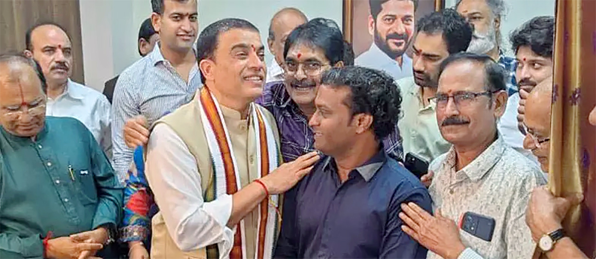 Dil_20Raju_20assumes_20charge_20as_20chairman_20of_20Telangana_20Film_20Development_20Corporation__20_2815_29.jpg 15