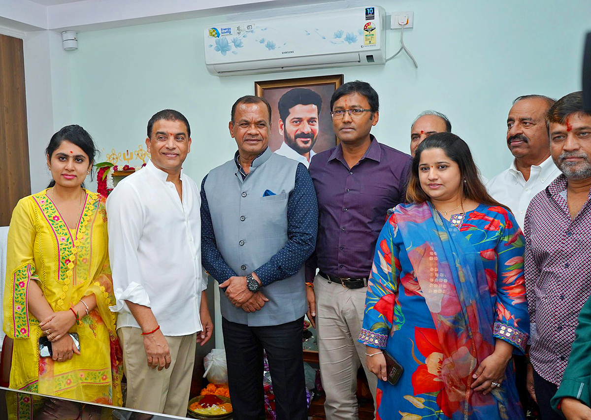 Dil_20Raju_20assumes_20charge_20as_20chairman_20of_20Telangana_20Film_20Development_20Corporation__20_284_29.jpg 4