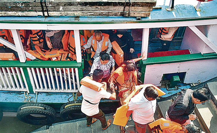 Mumbaiboatsink.jpg