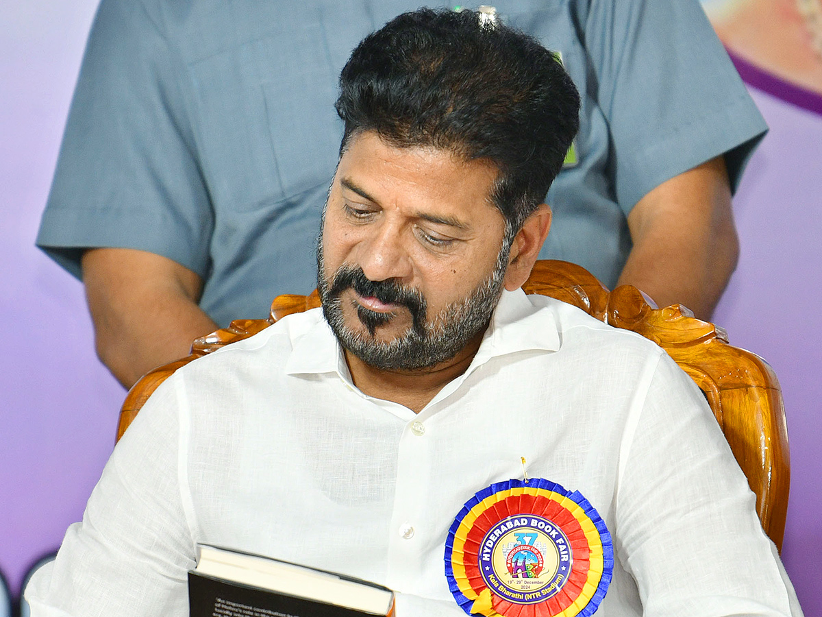 Telangana_20CM_20inaugurates_2037th_20Hyderabad_20book_20fair_14.jpg 13