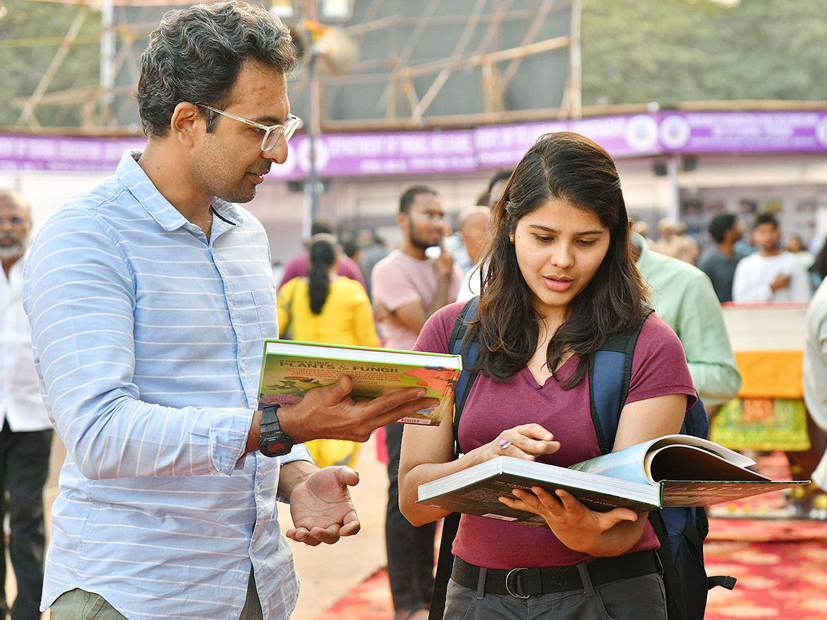 Telangana_20CM_20inaugurates_2037th_20Hyderabad_20book_20fair_20.jpg 18