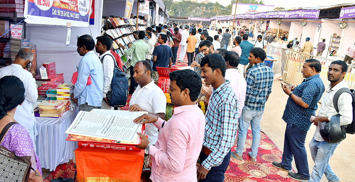 Telangana_20CM_20inaugurates_2037th_20Hyderabad_20book_20fair_33.jpg 29