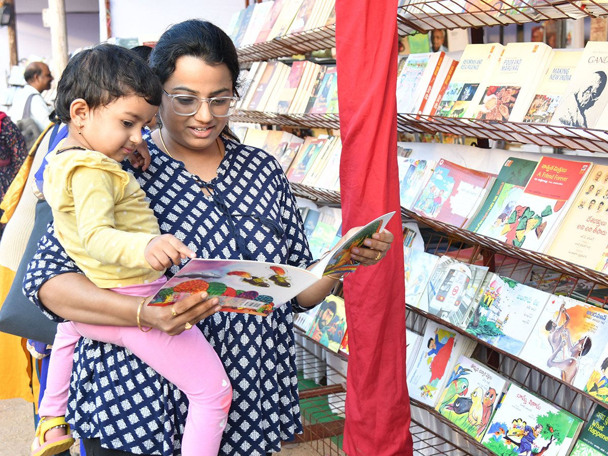 Telangana_20CM_20inaugurates_2037th_20Hyderabad_20book_20fair_37.jpg 33