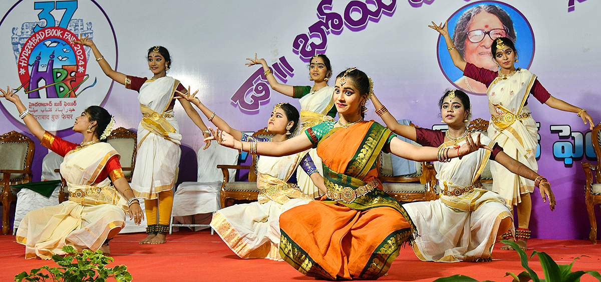 Telangana_20CM_20inaugurates_2037th_20Hyderabad_20book_20fair_45.jpg 39