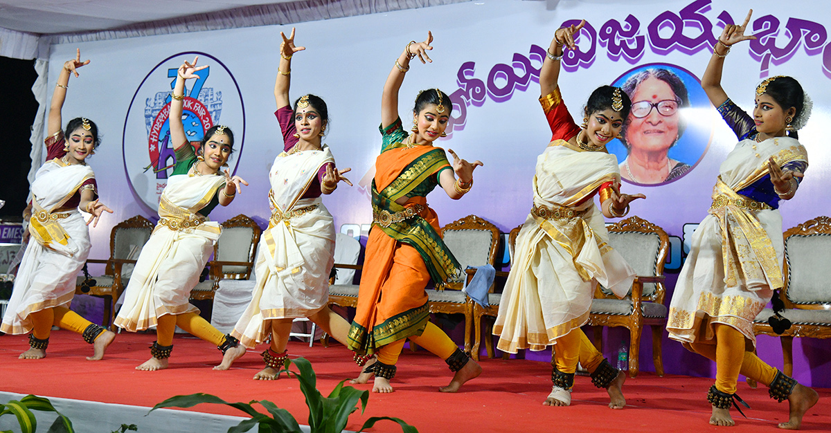 Telangana_20CM_20inaugurates_2037th_20Hyderabad_20book_20fair_6.jpg 6