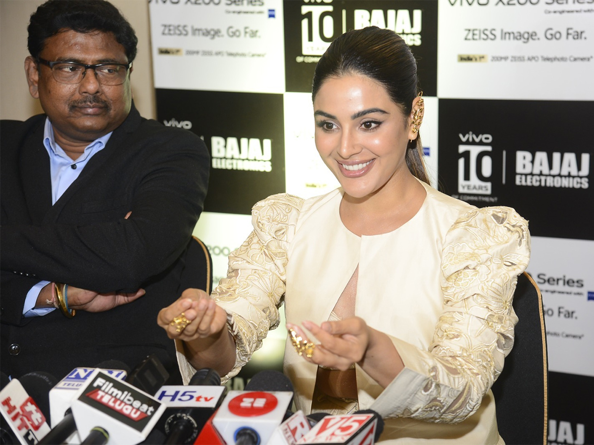 vivo_20x200_20series_20launch_20in_20Actress_20Samyuktha_20Menon__20_284_29.jpg 4
