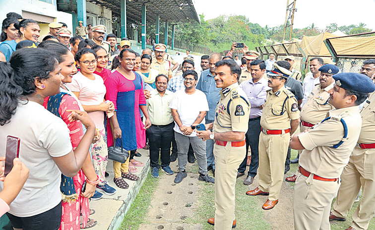 with-police-comissioner-cv-.jpg