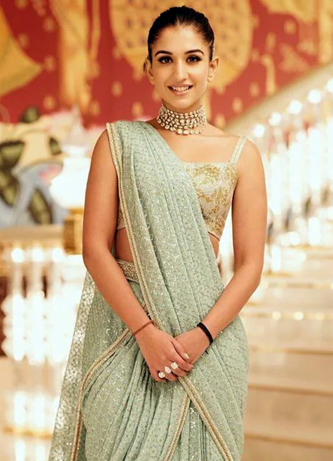 Actress_20in_20Saree11.jpg 10