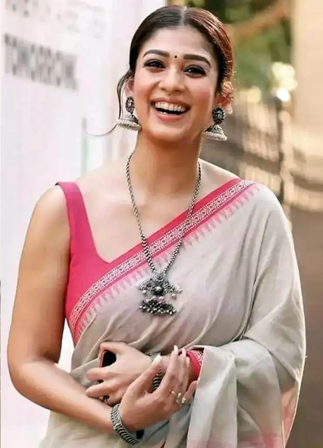 Actress_20in_20Saree5.jpg 5