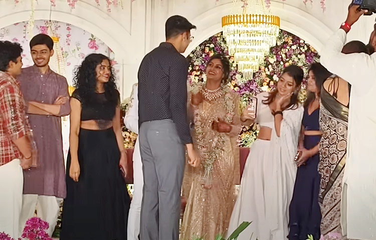 Grand_20Bigg_20boss_208_20Soniya_20Akula_2C_20Yash_20Grand_20Wedding_20Photos_20_281_29.jpg 13