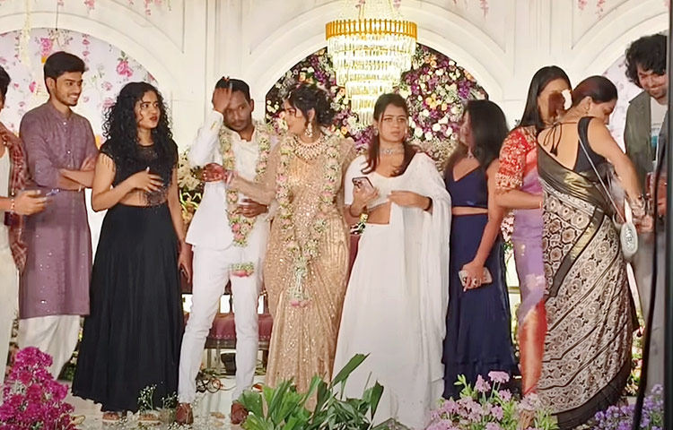 Grand_20Bigg_20boss_208_20Soniya_20Akula_2C_20Yash_20Grand_20Wedding_20Photos_20_282_29.jpg 9