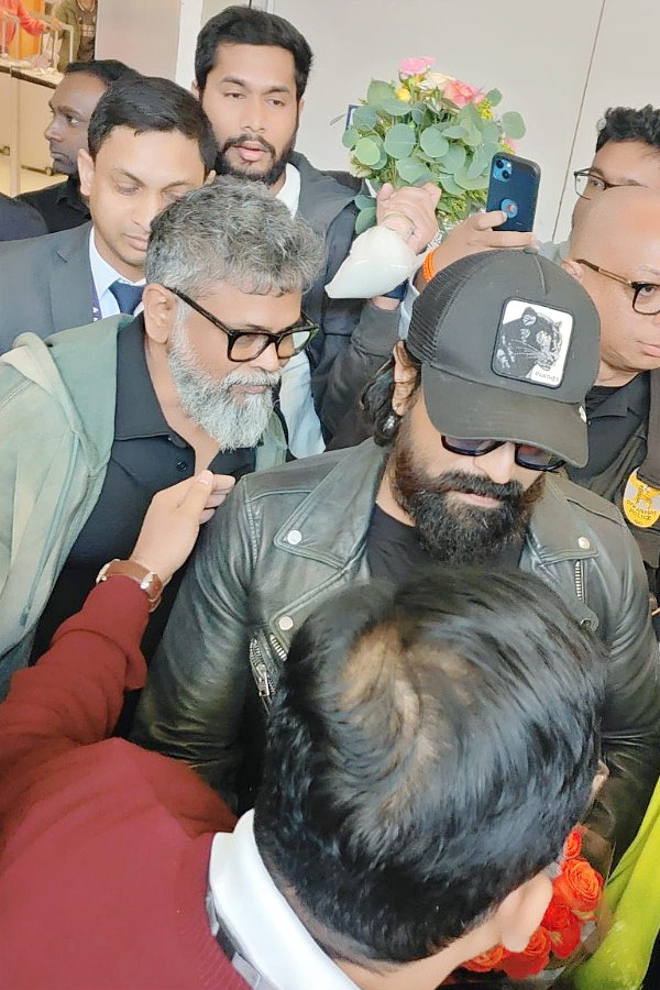 Ram_20Charan_20Departs_20for_20the_20USA_20for_20_26_23039_3BGame_20Changer_26_23039_3B_20Movie_20Event_20Photos_20Viral_20_282_29.jpg 3