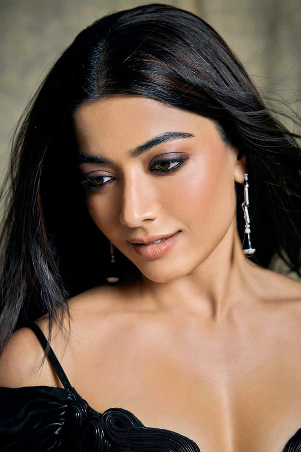 Rashmika_20Hold_20A_20Record_20With_20Pushpa_202_20Movie_20Photos_20_282_29.jpg 3