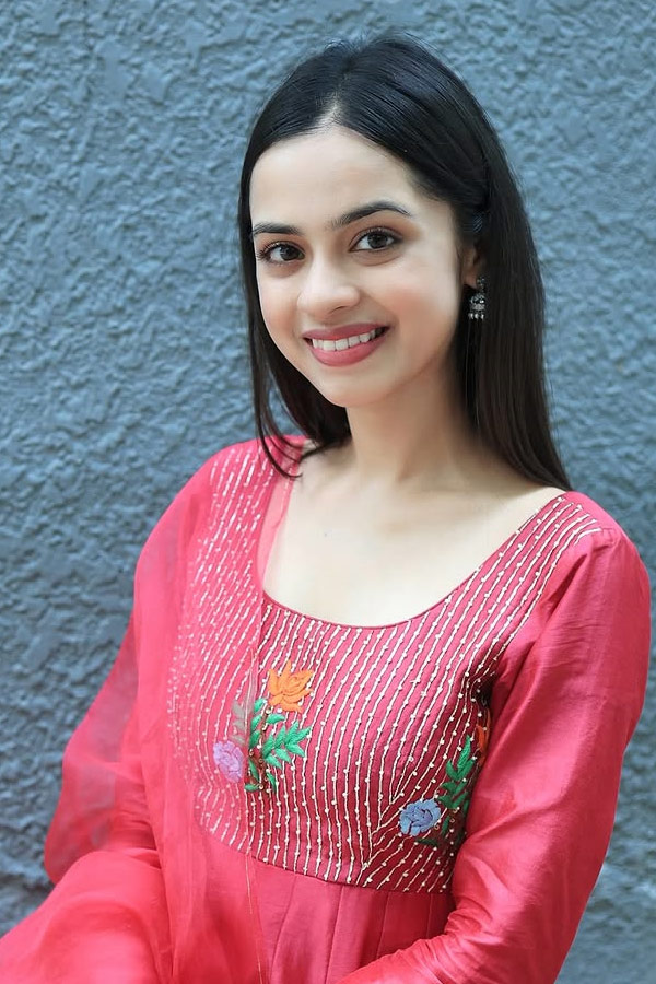 Laapataa_20Ladies_20Actress_20Nitanshi_20Goel_20Full_20Details_20Photos_20_287_29.jpg 8