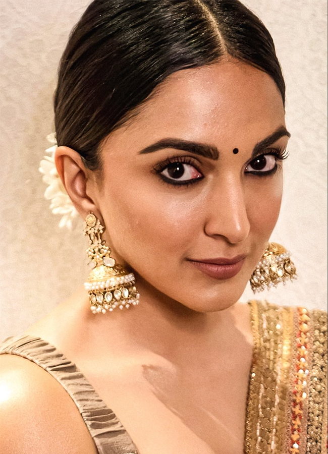 Actress_20Kiara_20Advani_20Game_20Changer_20Photos_20Goes_20Viral__20_2818_29.jpg 18