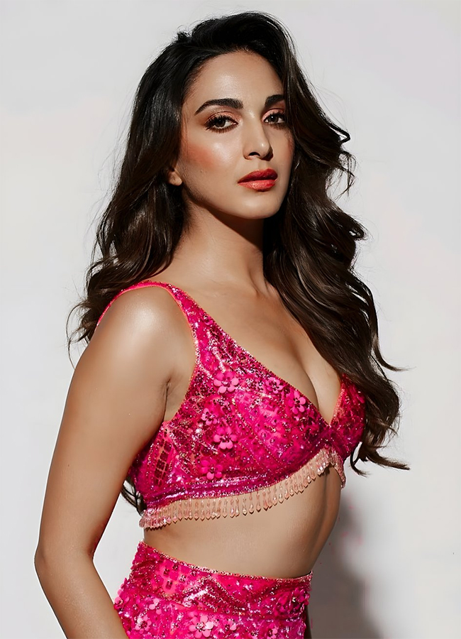 Actress_20Kiara_20Advani_20Game_20Changer_20Photos_20Goes_20Viral__20_2819_29.jpg 19