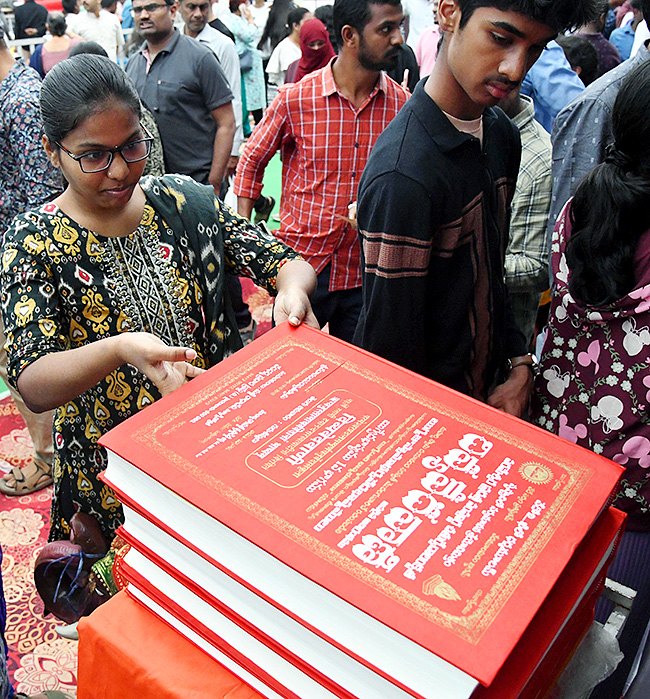 Hyderabad_20Book_20Fair_20Draws_20Record_2090_2C000_20Visitors_20on_20Sunday_20.jpg 14