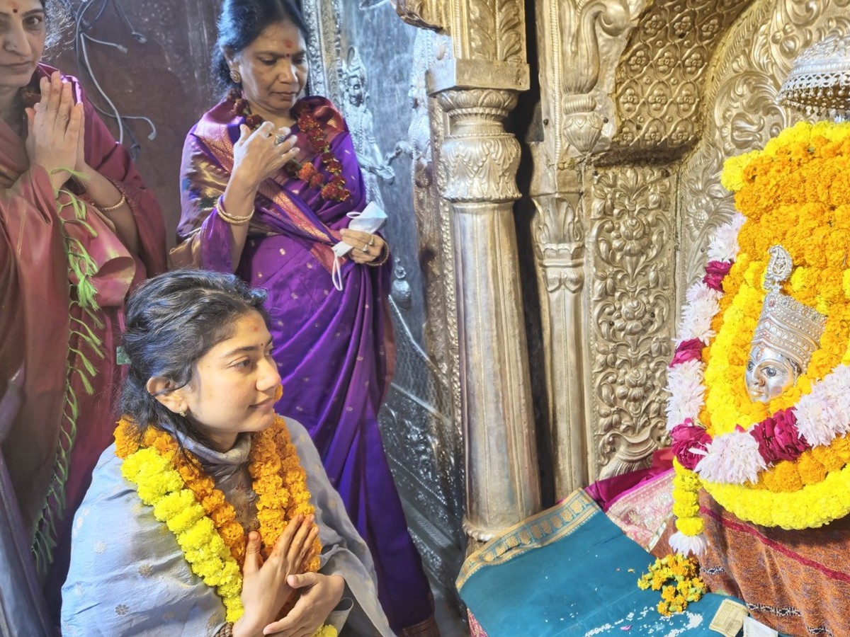 Sai-Pallavi_Kashi-Visit-3.jpg 4