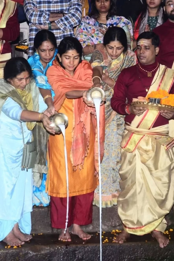 Sai-Pallavi_Kashi-Visit-5_0.jpg 6