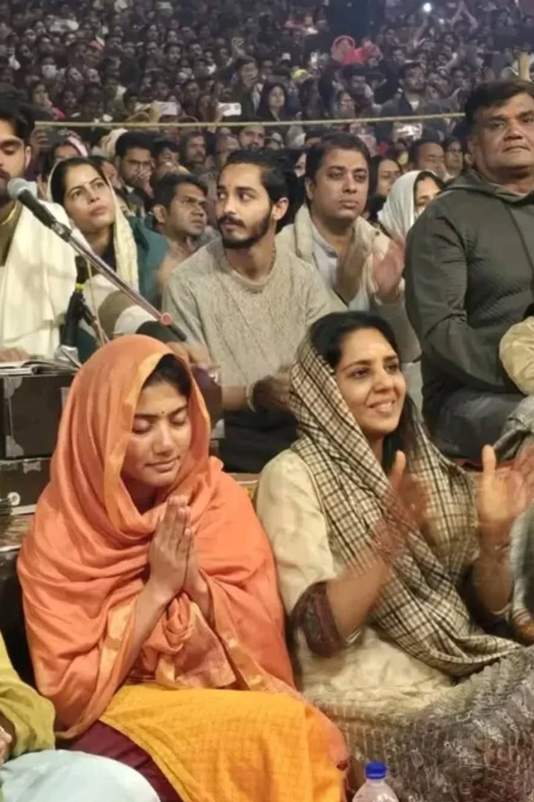 Sai-Pallavi_Kashi-Visit-6_0.jpg 7