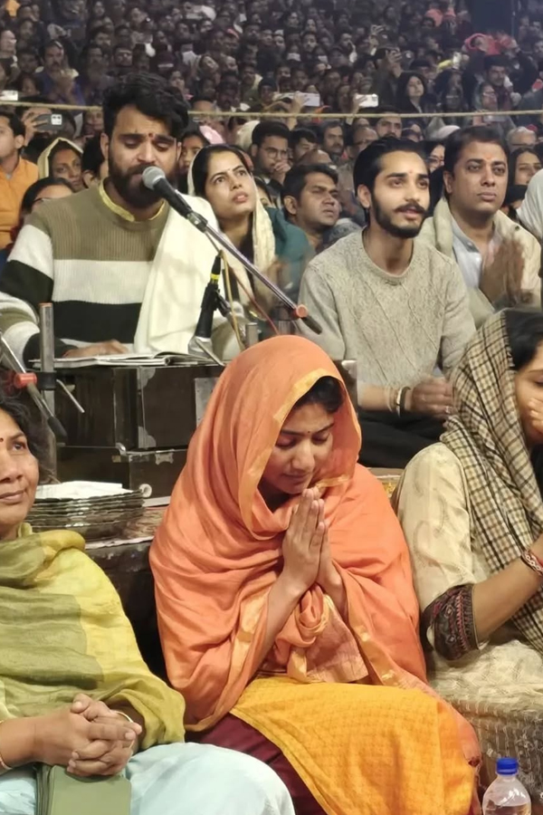 Sai-Pallavi_Kashi-Visit-7_0.jpg 8