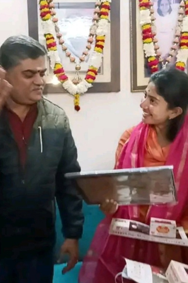 Sai-Pallavi_Kashi-Visit-8_0.jpg 9