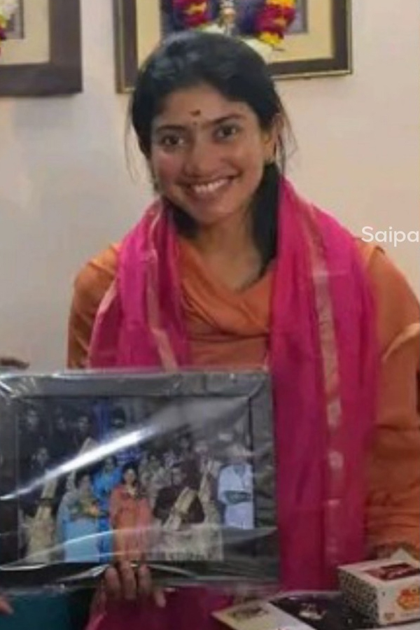 Sai-Pallavi_Kashi-Visit-9_0.jpg 10