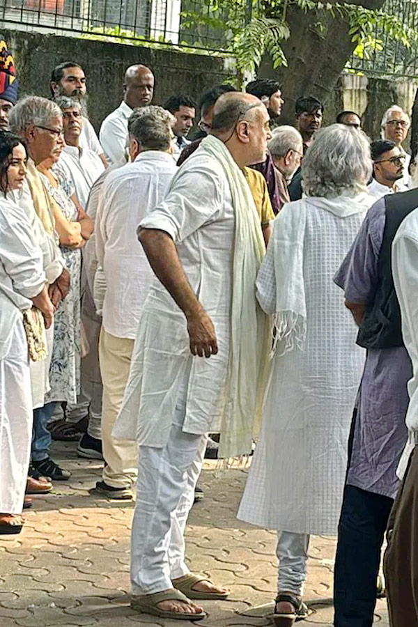 Director_20Shyam_20Benegal_20Funeral_20in_20Mumbai_20Photos_20_2810_29.jpg 11