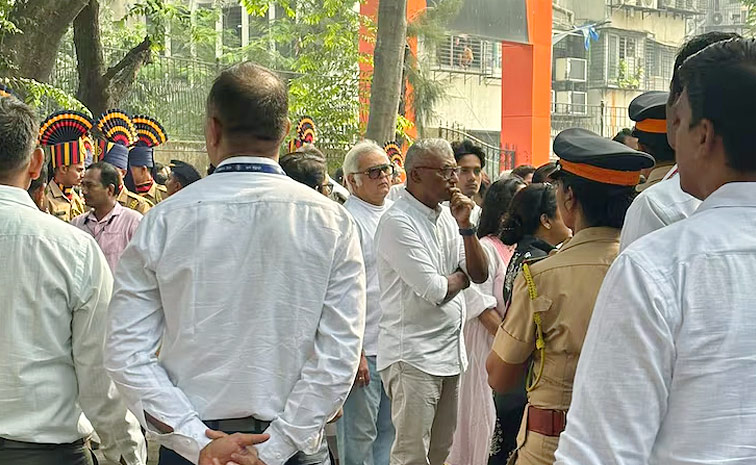 Director_20Shyam_20Benegal_20Funeral_20in_20Mumbai_20Photos_20_282_29.jpg 3