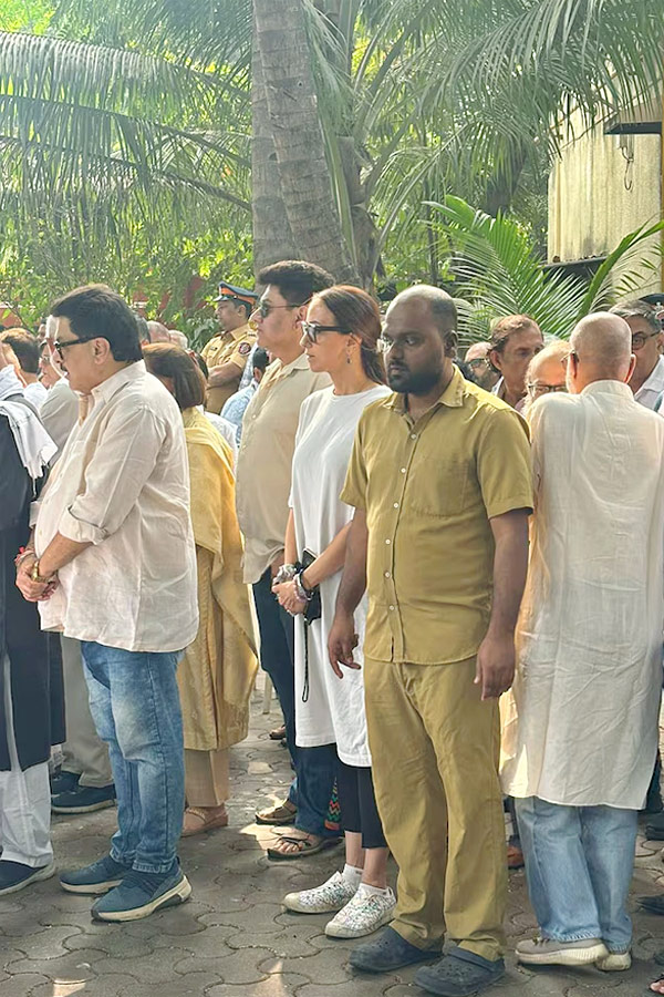 Director_20Shyam_20Benegal_20Funeral_20in_20Mumbai_20Photos_20_288_29.jpg 9