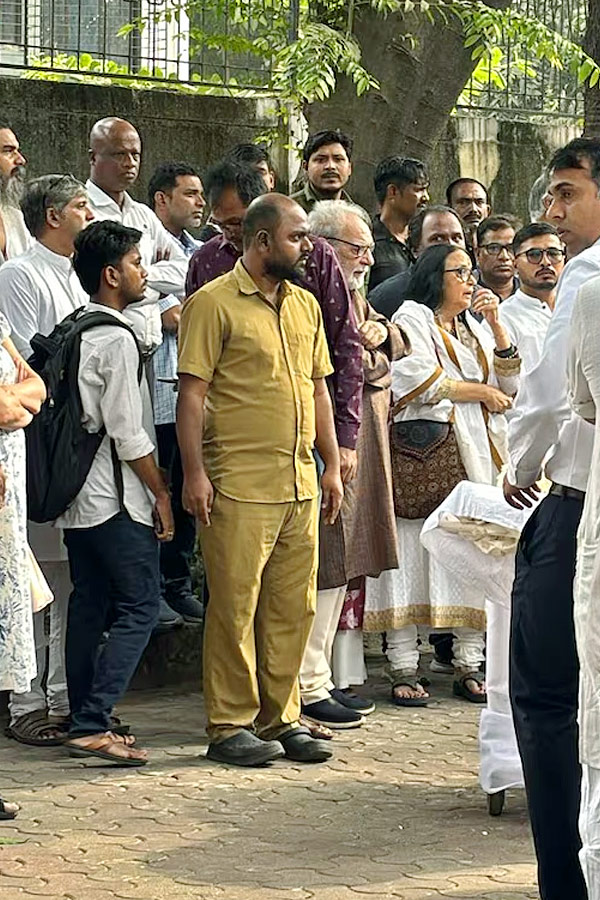 Director_20Shyam_20Benegal_20Funeral_20in_20Mumbai_20Photos_20_289_29.jpg 10