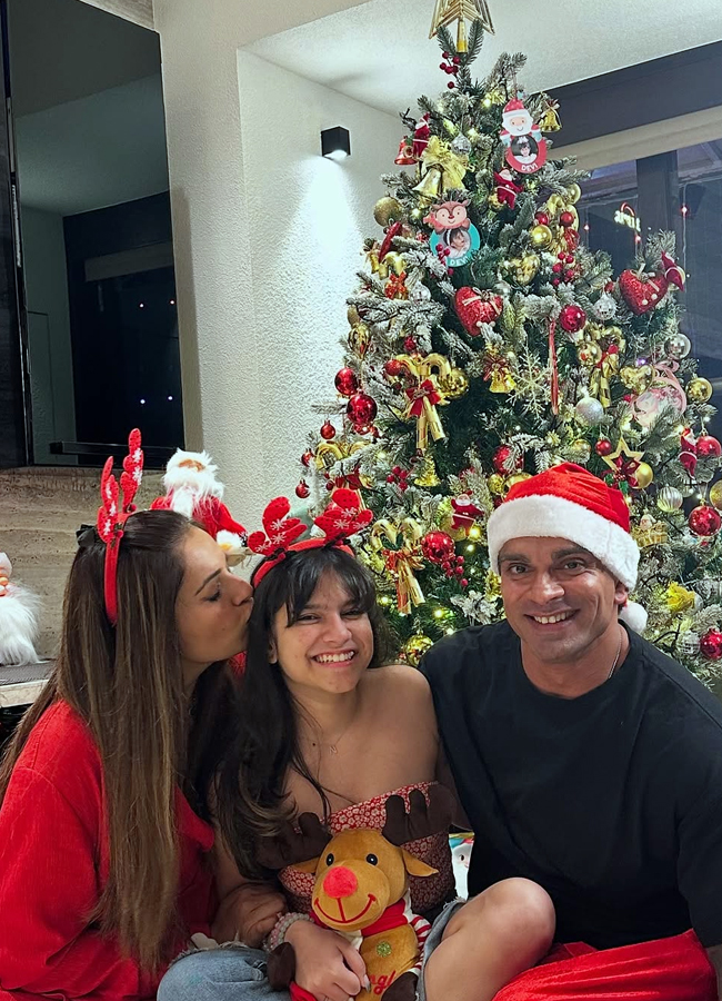 Bipasha_20Basu_20Christmas_20celebrations2024_2011.jpg 12