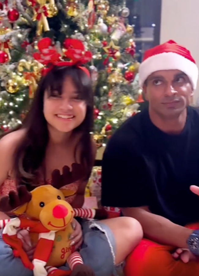 Bipasha_20Basu_20Christmas_20celebrations2024_2012.jpg 13