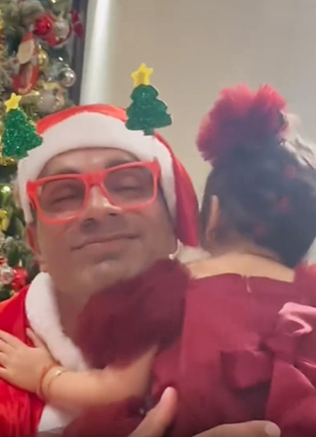 Bipasha_20Basu_20Christmas_20celebrations2024_2013.jpg 14