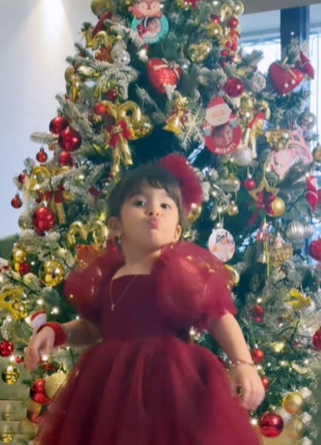 Bipasha_20Basu_20Christmas_20celebrations2024_2014.jpg 15