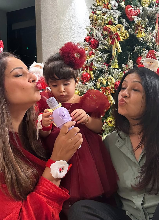 Bipasha_20Basu_20Christmas_20celebrations2024_209.jpg 10